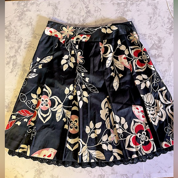 LOFT Dresses & Skirts - LOFT Cotton Pleated Flared Skirt with Eyelet Lace